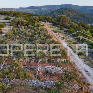 Povlja, Brač - ekskluzivno građevinsko zemljište s panoramskim pogledom na more.