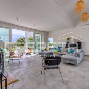 Prava mediteranska vila, 250m2, s pogledom na more i unutarnjim, grijanim bazeno