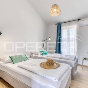 Prava mediteranska vila, 250m2, s pogledom na more i unutarnjim, grijanim bazeno