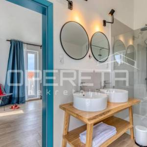 Prava mediteranska vila, 250m2, s pogledom na more i unutarnjim, grijanim bazeno