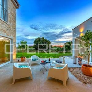 Prava mediteranska vila, 250m2, s pogledom na more i unutarnjim, grijanim bazeno