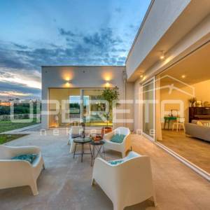 Prava mediteranska vila, 250m2, s pogledom na more i unutarnjim, grijanim bazeno