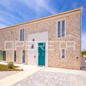 Prava mediteranska vila, 250m2, s pogledom na more i unutarnjim, grijanim bazeno