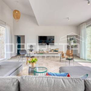 Prava mediteranska vila, 250m2, s pogledom na more i unutarnjim, grijanim bazeno