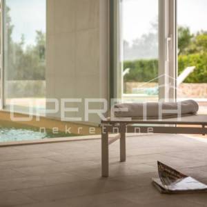 Prava mediteranska vila, 250m2, s pogledom na more i unutarnjim, grijanim bazeno