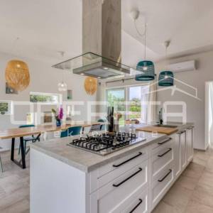 Prava mediteranska vila, 250m2, s pogledom na more i unutarnjim, grijanim bazeno