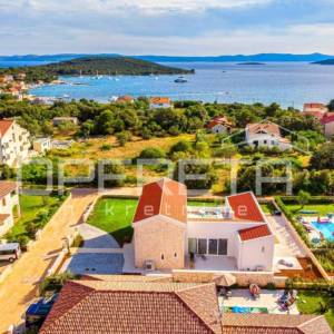 Prava mediteranska vila, 250m2, s pogledom na more i unutarnjim, grijanim bazeno