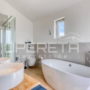 Prava mediteranska vila, 250m2, s pogledom na more i unutarnjim, grijanim bazeno