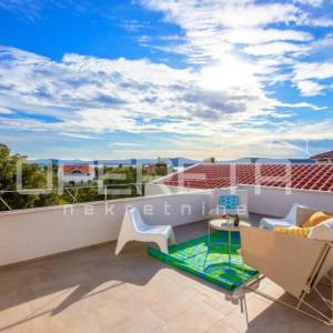 Prava mediteranska vila, 250m2, s pogledom na more i unutarnjim, grijanim bazeno