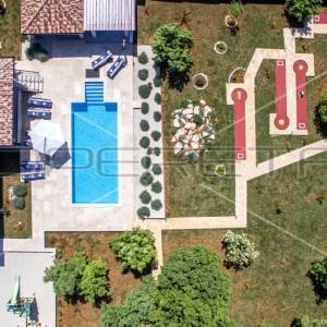 Predivna kuća za odmor s bazenom i velikom okućnicom