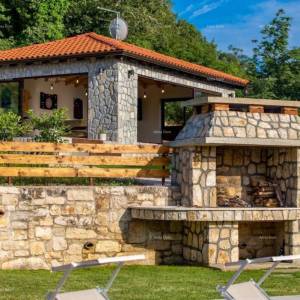 Prekrasna kamena vila s bazenom u srcu Istre. Tinjan.