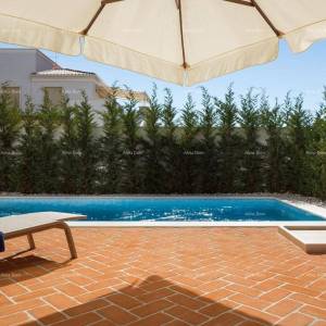 Prekrasna vila s bazenom!