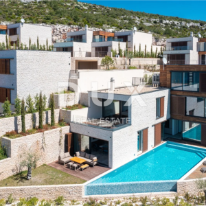 PRIMOŠTEN - Kompleks od 7 vrhunskih vila prvi red do mora
