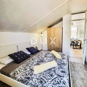PRIMOŠTEN- Kuća s više apartmana i s prekrasnim pogledom na more