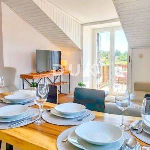 PRIMOŠTEN- Kuća s više apartmana i s prekrasnim pogledom na more