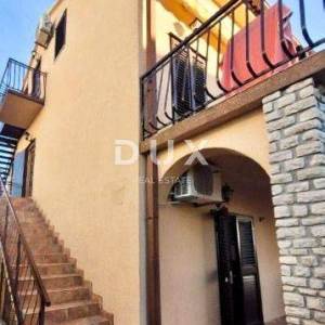 PRIMOŠTEN- Kuća s više apartmana i s prekrasnim pogledom na more