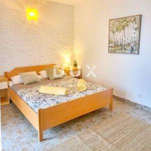 PRIMOŠTEN- Kuća s više apartmana i s prekrasnim pogledom na more