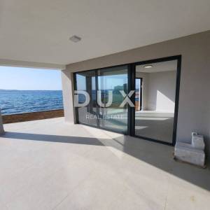 PRIVLAKA, ZADAR - S1 Luksuzna novogradnja u 1. redu do mora