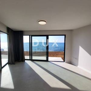PRIVLAKA, ZADAR - S1 Luksuzna novogradnja u 1. redu do mora
