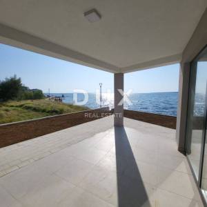 PRIVLAKA, ZADAR - S1 Luksuzna novogradnja u 1. redu do mora