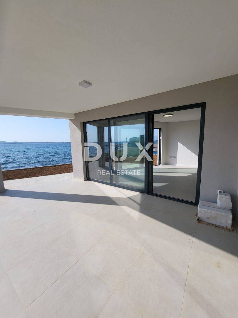 PRIVLAKA, ZADAR - S4 Luksuzna novogradnja u 1. redu do mora