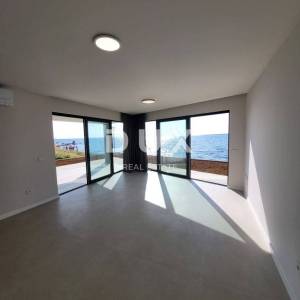 PRIVLAKA, ZADAR - S4 Luksuzna novogradnja u 1. redu do mora