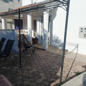 Prodaja 2 etažirana stana s vrtom u manjoj zgradi, Štinjan!
