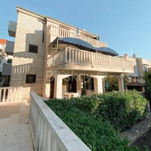 Prodaja, Brač, Supetar, prekrasna apartmanska kuća, 250m od mora 