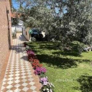 Prodaja dvije povezane kuće u Pomeru