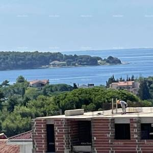Prodaja dvoetažnog stana s pogledom na more i zajedničkim bazenom, Novigrad.
