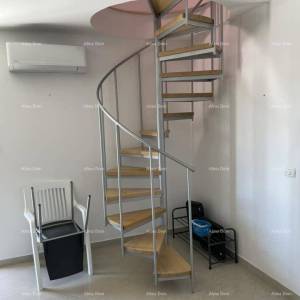 Prodaja dvoetažnog stana s pogledom na more i zajedničkim bazenom, Novigrad.