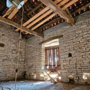 Prodaja istarske kamene kuće za kompletnu renovaciju na velikoj parceli od 4500 M2. Oprtalj