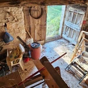 Prodaja istarske kamene kuće za kompletnu renovaciju na velikoj parceli od 4500 M2. Oprtalj