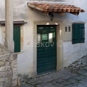 Prodaja, kamena kuća, 10 soba, Hum
