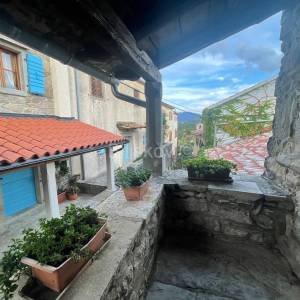 Prodaja, kamena kuća, 10 soba, Hum
