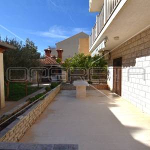 Prodaja, Kuća, Bol, Ivana Gundulića , Poluugrađena, 330m2