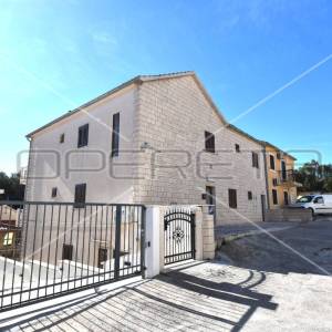 Prodaja, Kuća, Bol, Ivana Gundulića , Poluugrađena, 330m2