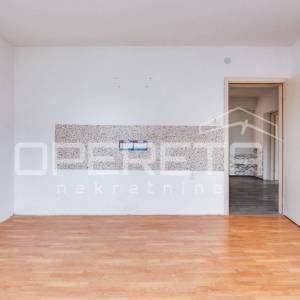Prodaja, Kuća, Kromosovo naselje, Kolodvorska, Poluugrađena, 200m2