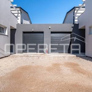 Prodaja, Kuća, Momjan, Momjan, Dvojni objekt, 231m2