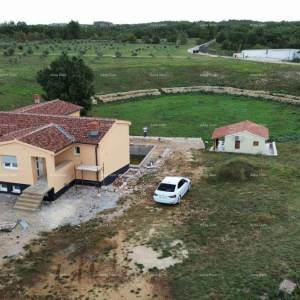 Prodaja kuće sa bazenom i okućnicom, Svetvinčenat