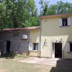 Prodaja kuće sa dvorištem i velikim zemljištem, Barban