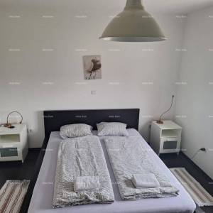 Prodaja-Lijepo uređeni, opremljen stan u mirnom naselju blizu mora, Umag!