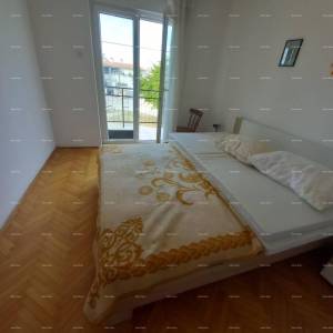 Prodaja, Ližnjan , kuća u nizu sa tri apartmana.