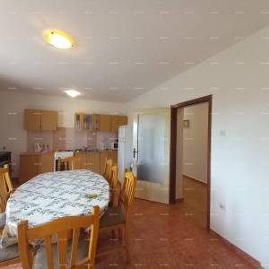 Prodaja, Ližnjan , kuća u nizu sa tri apartmana.