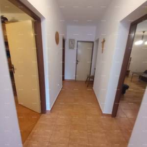 Prodaja, Ližnjan , kuća u nizu sa tri apartmana.