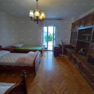 Prodaja, Ližnjan , kuća u nizu sa tri apartmana.