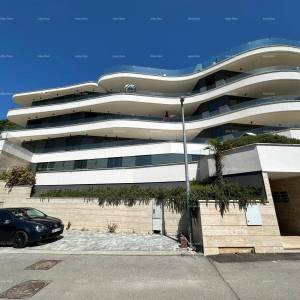 Prodaja luksuznih i moderno opremljenih stanova u stambenoj zgradi sa krovnim bazenima, Opatija!