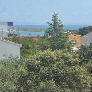 Prodaja luksuznog stana s parkirnim mjestom i pogledom na more, Ližnjan!
