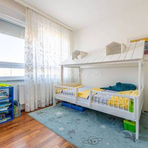 Prodaja, Maksimir, višeetažan, 5-soban stan, 2 VPM, vrt
