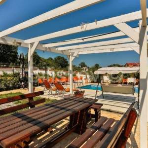 Prodaja, Medulin, vila sa bazenom, 3 uređena studio apartmana